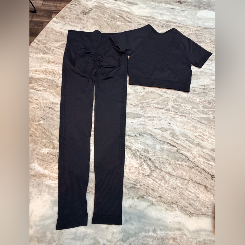 Black 2 Piece Workout Set Small Crop Top High Waisted Leggings
